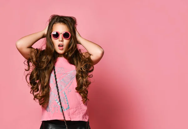 Jeune fille heureuse plus modèle de taille avec des cheveux longs dans des vêtements décontractés d'été élégants et des lunettes de soleil se sentant surpris — Photo