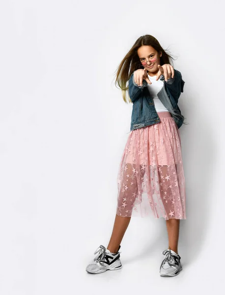 Joven adolescente en ropa casual con estilo y gafas de sol de color rosa de pie y mostrando buen signo del pulgar con los dedos — Foto de Stock