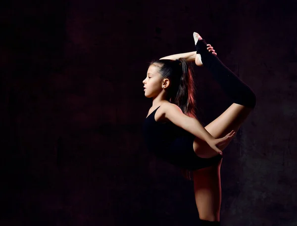 Flexibilní hubená dívka pózující ve svislém rozdělení — Stock fotografie