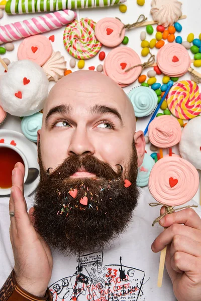 Moskou, Rusland, april 2015 - Vrolijke man met baard bijt roomcake geïsoleerd op witte achtergrond — Stockfoto