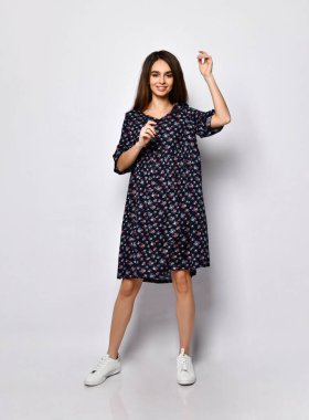 Moda mankeni duygusal siyah bir elbise giyiyor.