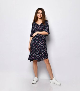 Moda mankeni duygusal siyah bir elbise giyiyor.