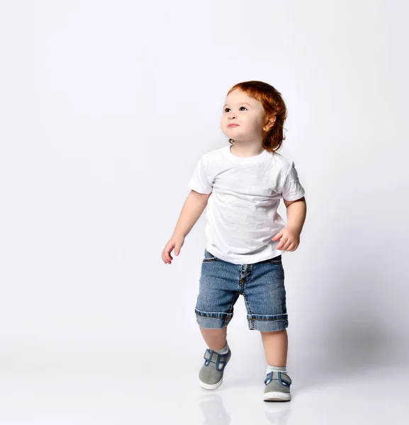 Niño feliz corriendo - aislado sobre un fondo blanco —  Fotos de Stock