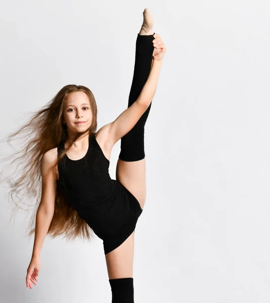 Flessibile ragazza magra in posa in verticale split — Foto Stock