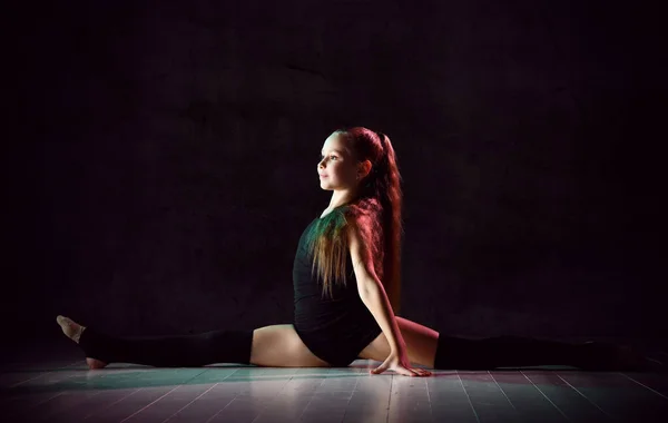 Giovane ginnasta ragazza stretching e formazione — Foto Stock