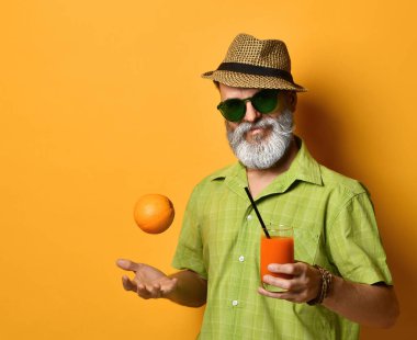 Sakallı vejetaryen portakaldan taze meyve suyu yaptı. Tatilde rahatlıyor, detoks menüsü hazırlıyor..