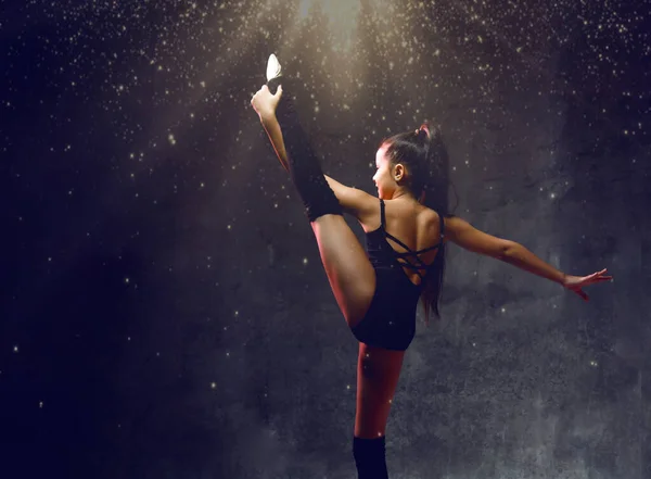 Flexible skinny girl posing in vertical split — Stock Photo, Image