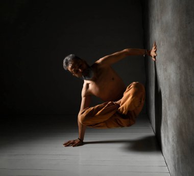 Kırmızı kazıklı, siyah sutyen ve deri etekli obez kadın. Dans ediyor, beyaz arka planda yalnız poz veriyor.