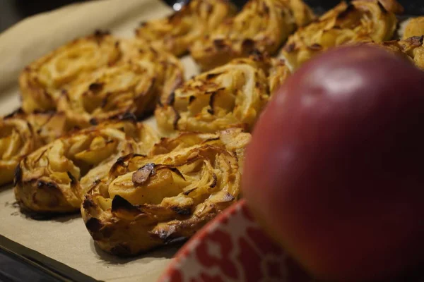 Un panino alla cannella fresco con mele e scaglie di mandorle. Cucina casalinga, mangiare sano, cucinare a casa. Pronti a mangiare. Raccogli mele. Ricette con le mele . — Foto Stock