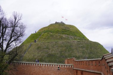 Kırmızı taş çitin oradaki yüksek tepecikte. Krakow, Polonya 'da bulunan Kosciuszko Tepesi' nin manzarası..