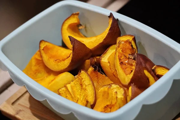 Pieces of baked pumpkin in a blue form for baking. View from abo — Stock Photo, Image