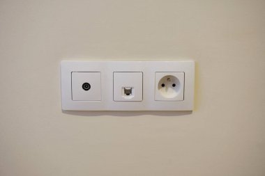220 V çıkışlı modern duvar prizleri, eş eksenli anten çıkışı kablosu ve internet prizi bükülmüş çifti. Televizyonunuzu internete bağlıyorum.