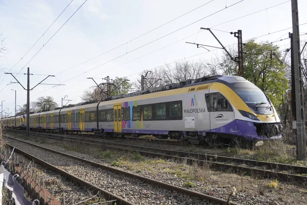 Polen, Krakau: 13.11.2019 - umweltfreundliche Straßenbahn in der Stadt, Touristenroute im Park, Spaziergang durch die Herbststadt, moderne Elektroautos. Alter verlassener Bahnhof und Zufahrtsstraßen, Schleppanlage umhüllte Schienen.. — Stockfoto