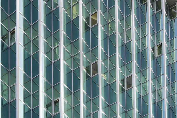 Partie des maisons hautes en verre et béton ou des immeubles de bureaux, gratte-ciel. construction moderne des grandes villes — Photo