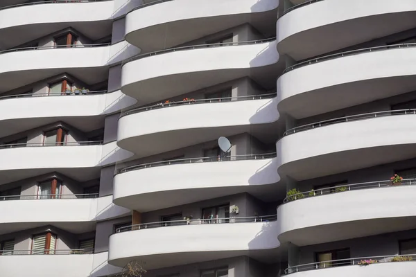 Partes de edificios modernos de poca altura, casas u oficinas. planificación urbana de moda. habitación cómoda y conveniente para los ciudadanos. terrazas o balcones y grandes ventanales en la casa . —  Fotos de Stock