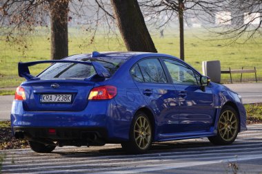 Krakow, Polonya 12.14.2019: Parlak mavi bir Subaru arabası parka park edilmiştir. Şehirde bir spor araba, hız aşıkları..