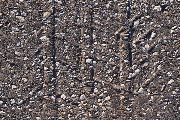 Impronte sull'asfalto da auto o ruote. asfalto morbido dopo il flusso di calore, copyspace — Foto Stock