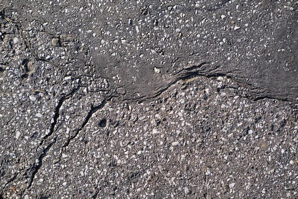 Impronte sull'asfalto da auto o ruote. asfalto morbido dopo il flusso di calore, copyspace — Foto Stock