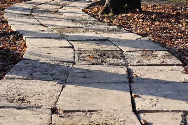 Winding pedestrian road made of stones or tiles. background, screensaver, copy space. village trail — Stock Photo, Image