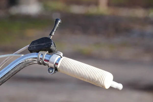 Partie d'un vélo ou guidon, poignées. véhicule respectueux de l'environnement, ville sportive et personnes . — Photo