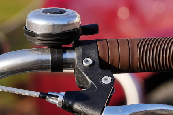 Partie d'un vélo ou guidon, poignées. véhicule respectueux de l'environnement, ville sportive et personnes . — Photo