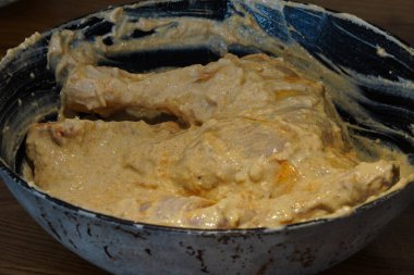 Salamurada beyaz soslu tavuk pişirmek. Koyu elleri mayonez ya da baharatlı tavuk butları ve bacakları ile lekelemek. Evde et yemeği, Hint mutfağı. Baharatlı tavuk