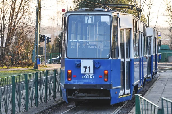 Krakow, Poland 12.11.2019: city European tram blue and white. 现代公共交通。 新的波兰街车骑在历史中心的铁轨上 — 图库照片