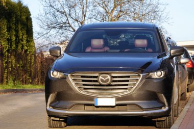 Polonya, Krakow-11 Aralık 2019: Suv Mazda Cx-5 yerleşim alanındaki park alanında koyu gri. Şehir parkı, kapalı bir yere park etmek. Japon SUv, Japon kompakt geçişi