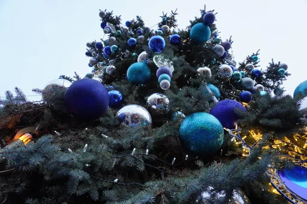 Cracovia grande albero di Natale decorato con palline bianche e blu di diverse forme e dimensioni. nuovo sfondo vacanza anno — Foto Stock