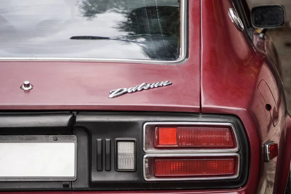 Pologne, Cracovie - 4 octobre 2019 : Datsun 280Z dark cherry color, parking japonais oldtimer dans un quartier résidentiel. Parking de la ville, Parking dans une zone fermée. Voiture japonaise, japonaise retrocar — Photo