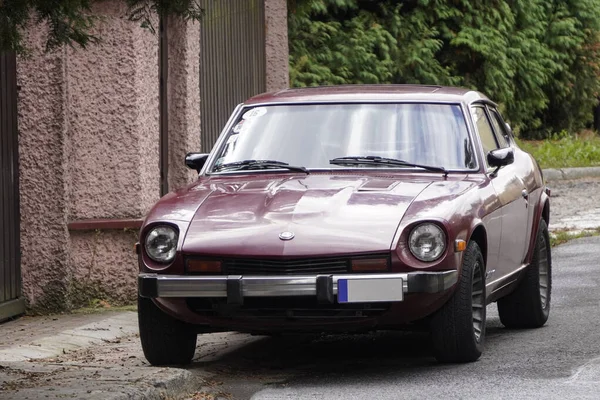 Pologne, Cracovie - 4 octobre 2019 : Datsun 280Z dark cherry color, parking japonais oldtimer dans un quartier résidentiel. Parking de la ville, Parking dans une zone fermée. Voiture japonaise, japonaise retrocar — Photo