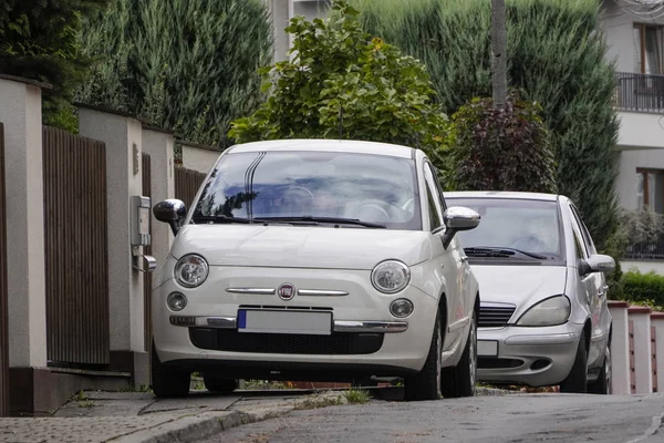 Pologne, Cracovie - 4 octobre 2019 : Nouvelle Fiat 500 blanche dans la rue, terrain dans un quartier résidentiel. Parking de petites voitures de ville, Parking municipal, Parking dans une zone fermée . — Photo