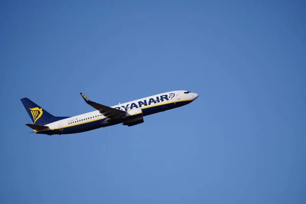 Cracóvia, Polónia 20.12.2019: Ryanair Boeing 737-800 decolando contra um céu azul, o número de cauda da aeronave EI-ENX. Aviação civil, decolagem de aviões, céu azul claro . — Fotografia de Stock