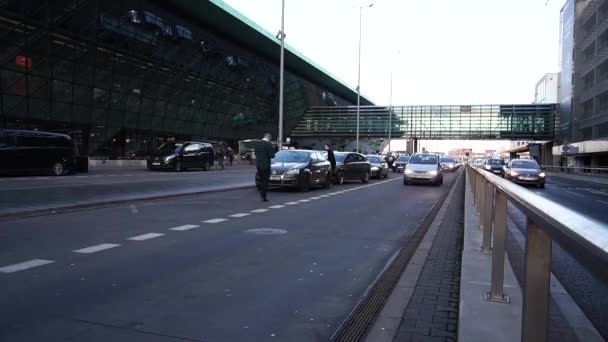 波兰克拉科夫 2019年12月20日 克拉科夫机场大楼客流量大 出租车把人带走 带着行李箱和录像加速赶着游客 时间过去了 — 图库视频影像