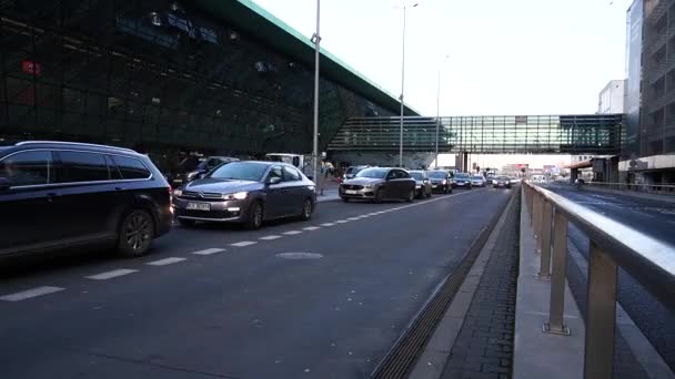 Krakau Polen 2019 Dichter Passagierverkehr Flughafengebäude Krakau Taxis Bringen Und — Stockvideo