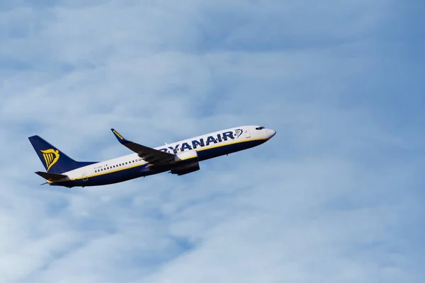 Cracóvia, Polônia 20.12.2019: Ryanair Boeing 737-800 decolando aga — Fotografia de Stock