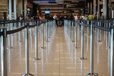 Krakow, Polonya 20.12.2019: Passeng için siyah kısıtlayıcı kurdele