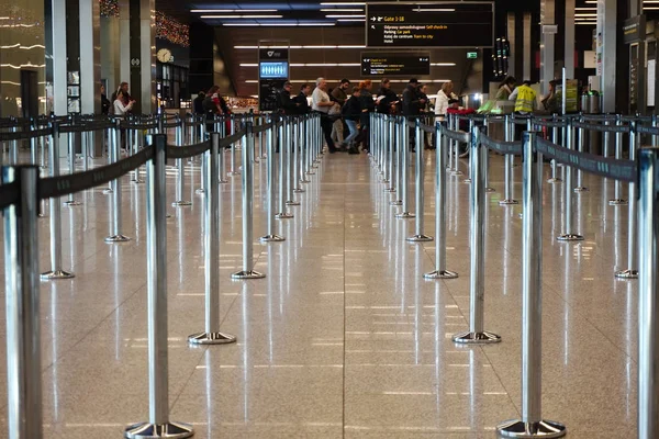 Krakow, Polonya 20.12.2019: Passeng için siyah kısıtlayıcı kurdele