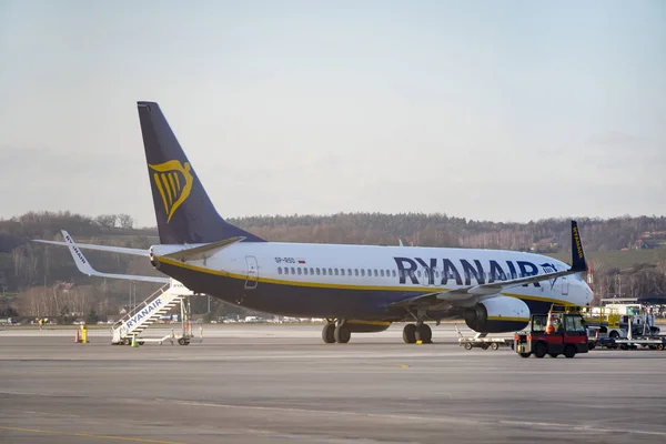 Cracóvia, Polónia 20.12.2019: Ryanair Boeing 737-800 está no aeroporto, preparando-se para o voo. O serviço do navio que voa antes do voo. Voe para outros países, viagens e viagens de negócios . — Fotografia de Stock