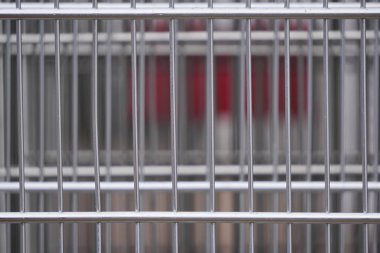 Metal tüketicisi veya yemek sepeti yığını. Özet ve özgeçmiş kavramı. Bir dizi metal yük arabası..