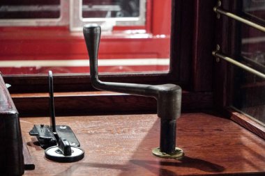 Eski ulaşımın metal kontrol unsuru, eski teknoloji, metal ve ahşap müzesinin bir sergisi, şehir teknolojisi müzesi