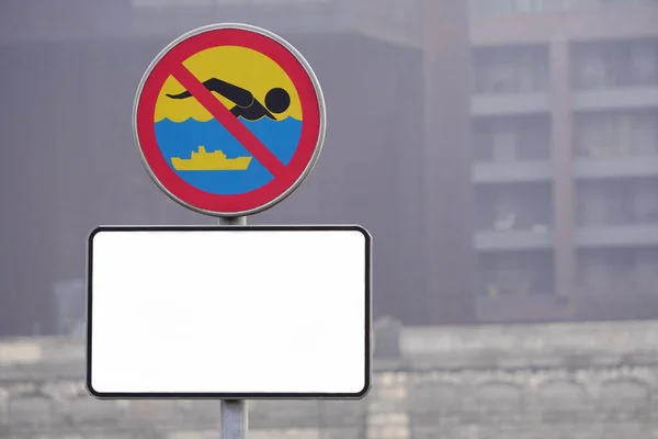 Espaço de cópia, placa de informação branca sob o sinal de proibição sobre a proibição de nadar no reservatório da cidade. Segurança da água, sinais de proibição, infra-estruturas urbanas — Fotografia de Stock