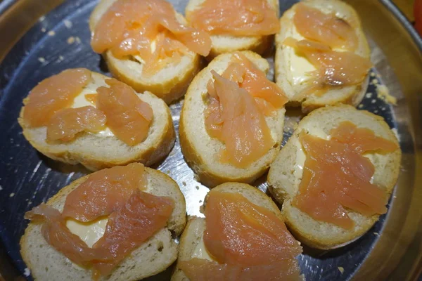 Sanduíches russas de pão branco, manteiga e peixe vermelho. lanche rápido, alimentos saudáveis omega 3 . — Fotografia de Stock