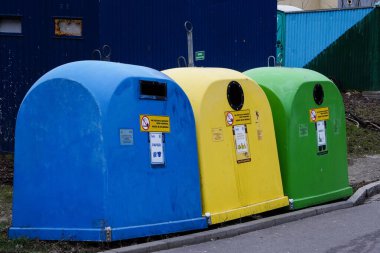 Krakow, Polonya 05.01.2019: farklı renk çöp kutuları ayrı çöp toplama ve daha ileri işleme için. Çöp tanklarına saçılmış. Çöpü yere bırak. Çöpü ayır