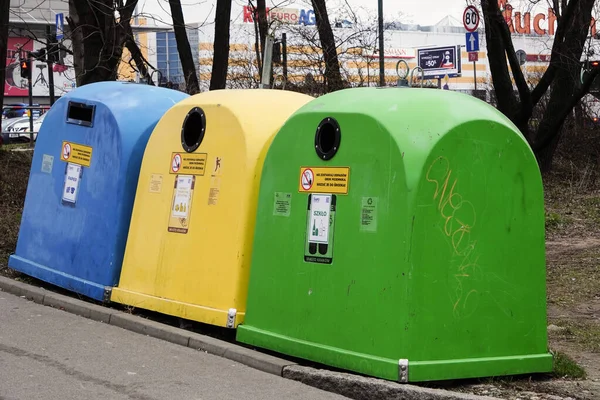 Krakow, Polonya 05.01.2019: farklı renk çöp kutuları ayrı çöp toplama ve daha ileri işleme için. Çöp tanklarına saçılmış. Çöpü yere bırak. Çöpü ayır