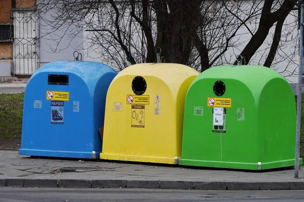Krakow, Polonya 05.01.2019: farklı renk çöp kutuları ayrı çöp toplama ve daha ileri işleme için. Çöp tanklarına saçılmış. Çöpü yere bırak. Çöpü ayır