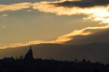 Dağların manzarasında görkemli sarı günbatımı. Dramatik gökyüzü 