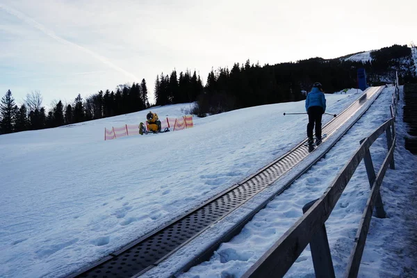 A pista de esqui para crianças. Correia transportadora de carpete para esquiadores e snowboarders no resort em Szczyrk.Empty lift na temporada de inverno na estância de esqui na Polônia. Esportes de inverno e entretenimento. Resort de inverno — Fotografia de Stock