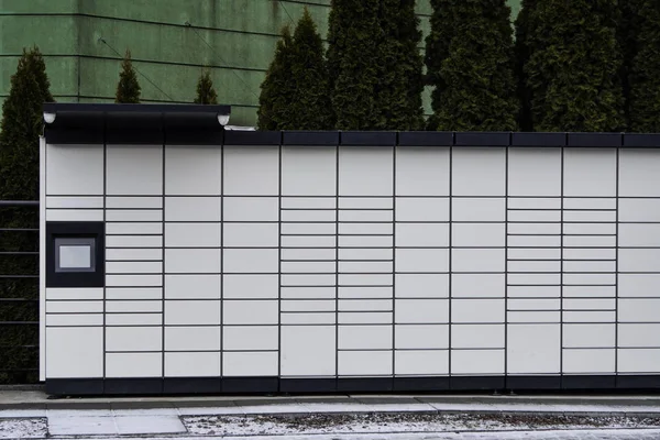 Sokakta paketler ve mektuplar için kutular, otomatik bir makine.