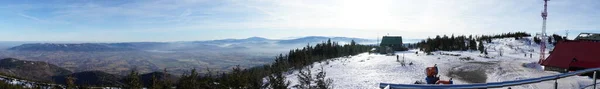 Панорама Бесбілда Сласкі. Гірський краєвид з вершини Скрижн в Щирку, Сілезький регіон, Польща в туманний і сонячний зимовий день. Гори частково вкриті снігом.. — стокове фото